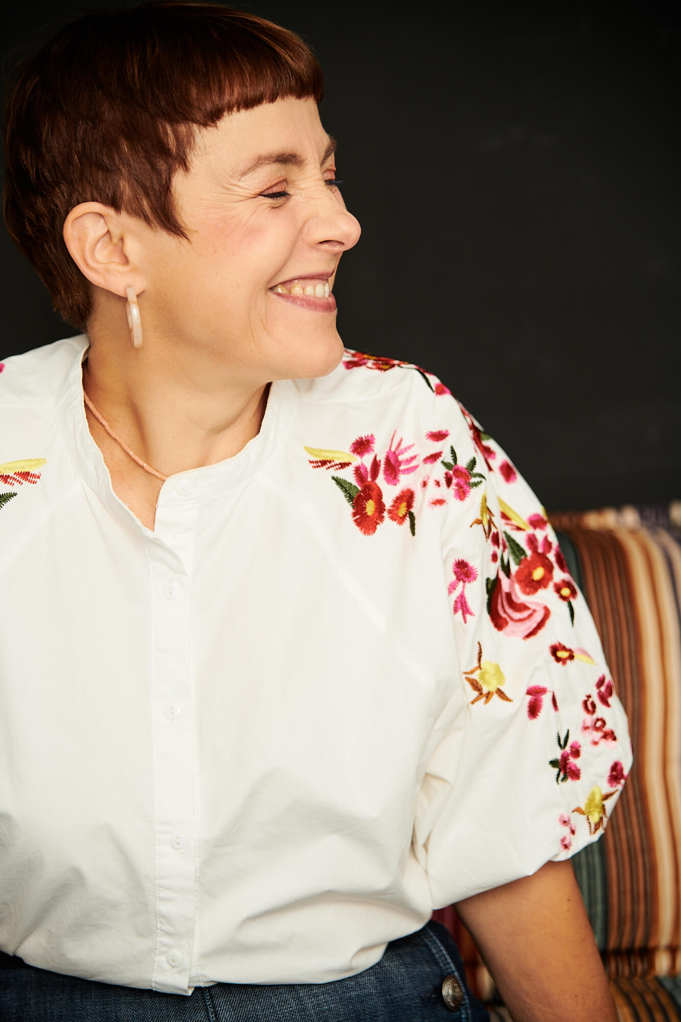 Outfit mit floraler weißer Bluse