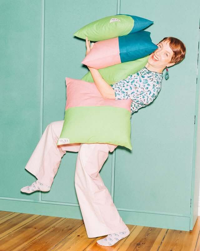 Tina mit Kissenstapel von VANDLA Design